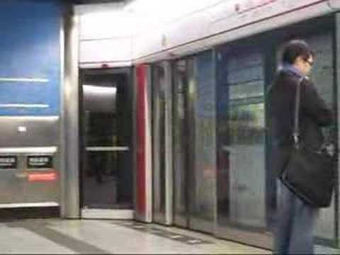 港鐵M-train列車駛入美孚站
