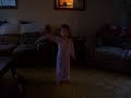 ma fille jenika qui chante une chanson d'annie brocoli