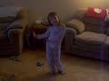 ma fille jenika qui chante une chanson d'annie brocoli