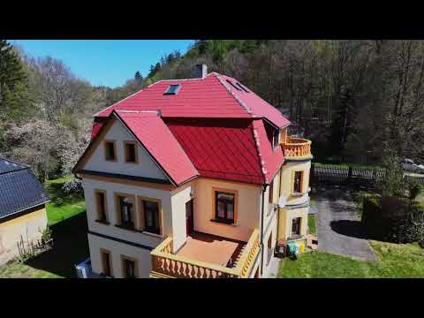 Video Reprezentativní vila 320m2 se třemi byty a velkým pozemkem - jen 45 minut od Prahy