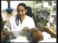 La esteticista Ceres Mejia nos muestra el proceso de una limpieza facial. Nos explica además acerca de los diferentes tipos de piel y su cuidado, de la importancia del uso del filtro solar en todo momento y nos da ideas para hacer nuestras propias mascarillas caseras.
