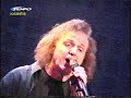ΝΙΩΘΩ ΜΕΓΑΛΗ ΜΟΝΑΞΙΑΒΑΣΙΛΗΣ  ΠΑΠΑΚΩΝΣΤΑΝΤΙΝΟΥLive στο house of  Art 2001Mουσική ΧΡΙΣΤΟΦΟΡΟΣ ΚΡΟΚΙΔΗΣΣτίχοι  ΒΑΣΙΛΗΣ ΓΙΑΝΝΟΠΟΥΛΟΣCd  χαμένες αγάπεςΝιώθω μεγάλη μοναξιά μέσα στο πλήθος,έχω χαθεί σαν το παιδί σ' ένα τεράστιο λούνα παρκκι ακούω μόνο την καρδιά μου να χτυπάει,χτυπάει μια, χτυπάει δυο και σταματάει.Πόσες φορές έχω χαθεί,πόσες φορές έχω πεθάνει δε θυμάμαι,νιώθω μεγάλη μοναξιά μέσα στο πλήθος.Νιώθω μεγάλη μοναξιά μέσα στο πλήθος,έχω χαθεί σαν το παιδί σ' ένα τεράστιο λούνα παρκκι ακούω μόνο την καρδιά μου να χτυπάει,χτυπάει μια, χτυπάει δυο και σταματάει.Νιώθω μεγάλη μοναξιά μέσα στο πλήθος,οι έρωτές μου, οι ενοχές μου,κρατάνε μόνο μια στιγμή κι ύστερα φεύγουν,με αποφεύγουν.Και νιώθω πάλι μοναξιά μέσα στο πλήθος,μια μοναξιά μες στη δική σου την αγάπηκι ακούω μόνο την καρδιά μου να χτυπάει,χτυπάει μια, χτυπάει δυο και σταματάει.Πόσες φορές έχω πεθάνει δε θυμάμαι,πόσες αγάπες μου γυρίσανε την πλάτη,έχω περάσει τα δεκάξι και φοβάμαι,τη μοναξιά , τη μοναξιά,τη μοναξιά μες στη δική σου την αγάπη.Νιώθω μεγάλη μοναξιά μέσα στο πλήθος,είμαι ένα ψέμα σαν εσένα μες στο πλήθοςκι εσύ περνάς, ξαναπερνάς,μα δε σου δίνω σημασία κι υποφέρεις,γιατί η αγάπη, έχει μια άλλη μοναξιά,που δεν την ξέρεις.Νιώθω μεγάλη μοναξιά μέσα στο πλήθος,πόσες φορές έχω χαθεί,πόσες φορές έχω πεθάνει δε θυμάμαι.Είμαι ένα λάθος που ματώνει μες στο πλήθος,έχω παγώσει εντελώς, δεν ξέρω αν είμαι ζωντανόςκι όμως ακούω μία φλέβα που χτυπάει,χτυπάει μια, χτυπάει δυο και σταματάει.Πόσες φορές έχω πεθάνει δε θυμάμαι,πόσες αγάπες μου γυρίσανε την πλάτη,έχω περάσει τα δεκάξι και φοβάμαι,τη μοναξιά , τη μοναξιά,τη μοναξιά μες στη δική σου την αγάπη.