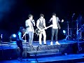Jonas Brothers - Kevin jonas golpea su guitarra