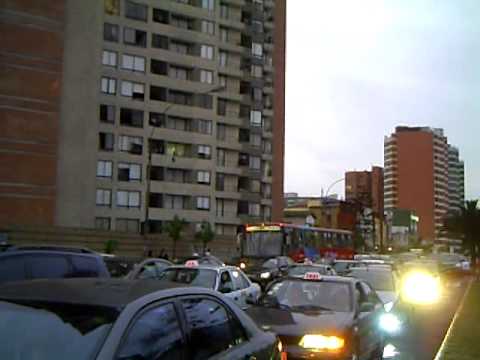 Sinvergüenza: a un taxista parece no importarle las normas de tránsito