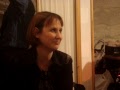 Caroline Lanty, Barbara Lefranc et Anne-Marie Engler autour d'un lévrier rescapé de maltraitance