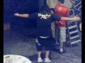 Homem saco de dormir capotando do skate