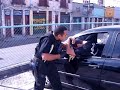 Retirando bandido pela janela do carro