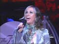 alanis morissette cantando o hino dos eua no primeiro jogo das finais da nba de 2005.

alanis morissette singing the usa's anthem in the first game of the 2005 nba finals.