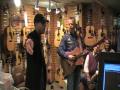 Tommy Emmanuel meet & greet at Sam Ash NYC #2 Voir la Vidéo