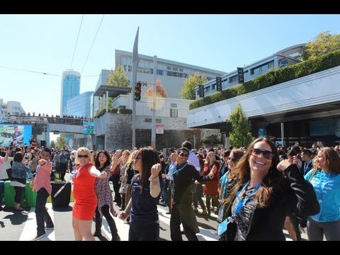 dreamforce - Salesforce.com employees and customers came together for the first ever Dreamforce flash mob. Complete with a special guest appearance by SaaSy! http://bit.l...