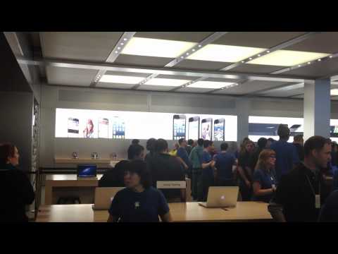 Apple store - MacMagazine na fila para o iPhone 5: http://macmagazine.com.br/2012/09/21/final-da-fila-entrada-na-apple-store-fifth-avenue-unboxing-e-primeiras-impressoes-d...