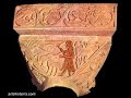 http://www.artehistoria.com/artesp/videos/139.htmLa decoración escultórica de la iglesia zamorana de San Pedro de la Nave puede ser catalogada como la más interesante del arte visigodo. En la intersección de la nave principal y el transepto se forma un crucero, donde se encuentran dos de los capiteles visigodos más representados. En los dos hallamos un esquema similar, con una decoración de roleos con animales y plantas en el cimacio, debajo una cartela donde se alude a la escena y la escena propiamente dicha ocupando todo el frente del capitel. En el primero se nos muestra el sacrificio de Isaac. Abraham coloca a su hijo Isaac sobre un altar, quedando un cordero en la zona de la derecha. La zona de la izquierda está ocupada por la mano divina que impide el sacrificio humano, saliendo de una cortina. En los laterales del capitel, y de cuerpo entero, aparecen san Pedro y san Pablo, con sus respectivos atributos y su nombre inscrito. La otra escena nos presenta a Daniel en el foso de los leones. El personaje bíblico aparece en el centro de la composición, levantando sus manos en señal de oración y con los pies en un lago realista, con ondas de agua en las que beben los leones que le acompañan a cada lado. En los laterales del capitel se han representado a los santos Tomás y Felipe, señalando su nombre con un epígrafe. El sentido iconográfico de las dos escenas es el de la consecución de la protección divina por medio de la oración y el sacrificio, pero sobre todo, gracias a la firmeza de la Fe.