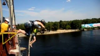 !Прыжок с пешеходного моста в Киеве Андрей и Ира одновременно!