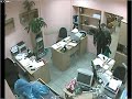 Видеонаблюдение засняли вора в магазине
