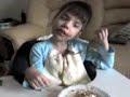 Vitoko comendo sozinho