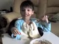 Vitoko comendo sozinho