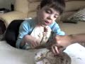 Vitoko comendo sozinho