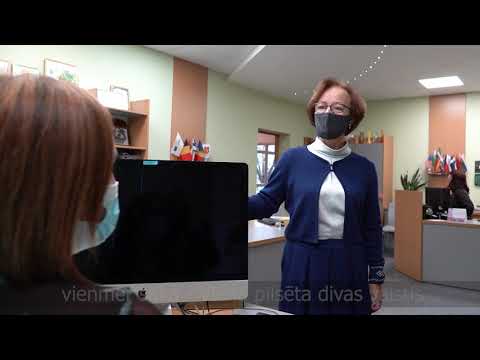 Valkas novada pašvaldības domes Atzinības rakstu saņem Unda Ozoliņa