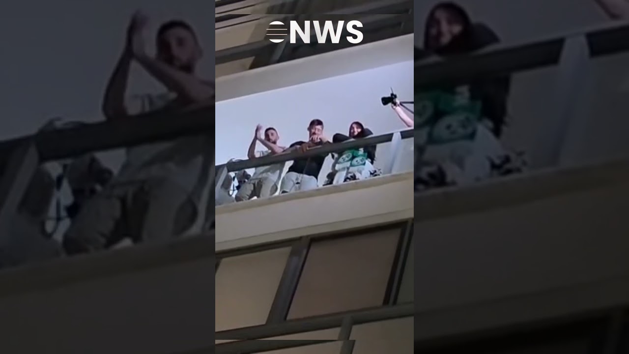 מתן אנגרסט חזר הביתה בקריית ביאליק: התושבים ואוהדי מכבי חיפה בכדורגל לא מפסיקים לחגוג מתחת לביתו