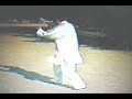 Yang Style Taiji / LaoLiuLu：Demo by Master Wei ShuRen 楊氏太極拳 / 老六路：魏樹人老師 演示老六路整套拳架打下來總共有八十九式，但扣除重複的動作，剩下來 為三十七式。早期楊家傳出來給大眾學習的是養生架，也是簡易架，稱做為八五式。汪永泉大師早期也是教養生架，晚年因為社會科學研 究院邀請，把中國古老的東西留下才教授傳統的八十九式老六路，它屬於六斷架，是楊家技擊架的一種。整套拳打下來要四十到五十分鐘 ，所以在外面一般很不容易看到。魏樹人老師晚年把老六路重複處減去，成為三十七式，以因應社會大眾需要。目前由魏樹人老師所傳承老六路是汪永泉大師晚年被齊一、王平凡前 輩聘請到中國社會科學研究院教拳時才傳出，出書(楊氏太極拳述真 ) 時，曾經徵求汪師爺同意 ，為有別早期所傳 八五 式，改名為八九式老 六 路，這是楊健侯師前輩親自教的楊家老架，也因為如此、裡面很多特殊的心法、勁法、用法日後也才得以傳出。老六路二十二式是魏樹人 老師被聘到澳洲，短期教學時，將老六路所簡編的套路，以方便教學 。神、意、氣是構成楊家太極老六路內功的三要素。通過符合事物發展 規律的途徑和方法訓練、積儲而成內功。太極拳內功蘊藏在拳架之中，主導、催促著形體產生與內功變化相關的動靜、開合的運動姿勢。 這是太極拳陰(內功)陽(拳架)相生，內外相合 之 基本規律的體現。神意氣內功 理法 是楊家先賢在積年累 月 的修煉和教授拳藝的 實 踐中取得的寶貴經 驗 ，其間蘊藏著無窮智慧 與 奧妙玄機。學者由此 而 入可知修煉太極拳之門 徑，細心揣摩體驗 ， 不難得太極拳藝的精髓 。楊氏太極拳的正統老六路，其與外面所傳不同之處，是它完全是「以 意領形」，練到程度，連自己形體怎麼做都不管它，也不知道。每一式中包含著很多轉折、變化、應用，就連每一式與每一式間的銜接， 也有很多沒有名稱的轉折、變化，老六路是技擊架，也是養生架，兼 具實戰與養生效果。台灣「楊氏真傳太極揉手」研習社 Taiwan Taiji Roushou -http://taijiwenwutang.blogspot.com/