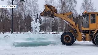 Праздник – в осколки: как в центре Томска ломают ледяные скульптуры