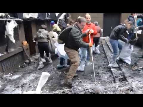 Киевляне и народный депутат сегодня приберались в кинотеатре "Жовтень" после пожара (видео)