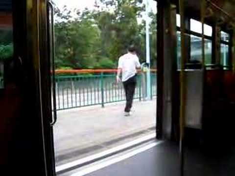 港鐵(前九鐵)輕鐵615線列車開門及關門