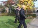 Presentator gearresteerd door een hondenteam van de politie Presentator gearresteerd door een hondenteam van de politie
