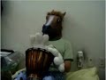 Caballo loco toca el timbal