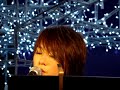 左手 by Takki Wong 王若琪 @ Live Music in the Sky 拉闊天空 @ OZone @ Langham Place 朗豪坊 on 2008-01-26, HK.MOV3255主唱：Takki作曲：Takki Wong．梁柏堅填詞：Takki Wong編曲：Goro Wong．林健華監製：林健華歌詞給他　喜歡那玩具一想到佔據　右手伸出去相比　天生似另類偏偏我卻說　用左手先對當日　這孩子三歲未清楚錯或對今天　一起抱著睡左邊親吻你　日子多心醉開餐　左邊靠著坐阻不到吃喝　做親暱一對享受　生活的瑣碎才清楚我伴侶帶著稀奇　有別天地愛著你　誰是對　男或女仍是勇敢去換隻手　撥結他會聽到　更響嗎誰是我　同類嘛唯獨你　明白嘛愛我的　用兩手來抱抱我吧天生　將方向調亂將頸鏈倒扣　鞋帶都反轉相戀　不懂去定斷試過右盤旋　在中間打轉很累　只為找得對合適一個伴侶換隻手　撥結他會聽到　更響嗎難像你　原罪嘛唯獨你　明白嘛痛過的　用兩手陪我去撐吧換隻手　撥結他會聽到　更響嗎誰是我　同類嘛唯獨你　明白嘛愛我的 用兩手來抱抱我吧左手　這小眾陣地許多的奧秘　誰懂體恤你不需　左閃與右避只因我最愛　這左手標記http://hk.myblog.yahoo.com/takkiwong/^^