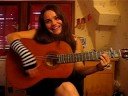 choups qui joue de la guitare