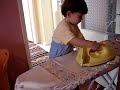 Ege ütü yapıyor