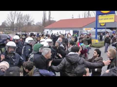 kurden - Am Samstag den 26.11.2011 fand in Berlin eine Linke und Kurdische Demo gegen Faschismus und PKK-Verbot statt. Die Polizei prügelte wahl und grundlos auf die ...