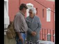 labordeta pregunta sobre los beneficios de los ba�os de mula con una se�ora. el dialogo se vuelve absurdo por momentos, la se�ora es la fiesta y larbodeta no se entera de n�