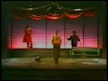 nit de sant joan - teatre romea - barcelona 1981 - dagoll dagom.
** lletra :
jo no s� pas on �s la clau del foc.
s'ha fet tan curta i suau aquesta nit.
ha estat un somni sense haver dormit.
 
distant i c�lid s'ha esva�t l'amor.
vaig recollint les cendres del fest�.
resta present un eco indefinit.
com un murmuri del que aqu� s'ha vist.
 
comen�a el dia i una nova llum
esbargir� records nascuts del fum.
un fil perdut et mou el sentiment.
s�n coses que sempre han estat pendents.
paraules tendres, temps intemporals
es manifesten de forma ideal,
aquesta nit per a tu. 
 
per� si et creguessis que el m�n �s rod�,
que l'aigua mulla i el sol fa escalfor,
aquests moments no haurien existit.
si �s cert o no, mai no ho sabria dir,
quan els desitjos es tornen reals,
i l'incre�ble �s all� tan normal,
ad�u et dic, ad�u siau.