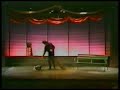 nit de sant joan - teatre romea - barcelona 1981 - dagoll dagom.
** lletra :
jo no s� pas on �s la clau del foc.
s'ha fet tan curta i suau aquesta nit.
ha estat un somni sense haver dormit.
 
distant i c�lid s'ha esva�t l'amor.
vaig recollint les cendres del fest�.
resta present un eco indefinit.
com un murmuri del que aqu� s'ha vist.
 
comen�a el dia i una nova llum
esbargir� records nascuts del fum.
un fil perdut et mou el sentiment.
s�n coses que sempre han estat pendents.
paraules tendres, temps intemporals
es manifesten de forma ideal,
aquesta nit per a tu. 
 
per� si et creguessis que el m�n �s rod�,
que l'aigua mulla i el sol fa escalfor,
aquests moments no haurien existit.
si �s cert o no, mai no ho sabria dir,
quan els desitjos es tornen reals,
i l'incre�ble �s all� tan normal,
ad�u et dic, ad�u siau.