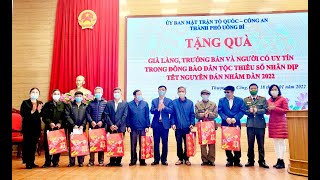 Tặng quà tết cho người có uy tín, già làng bản