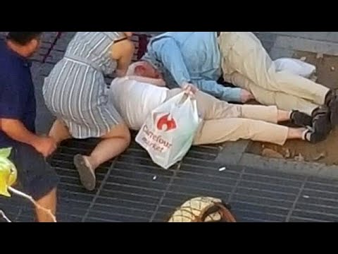 Tote in Barcelona: Auto mht auf Flaniermeile Passant ...