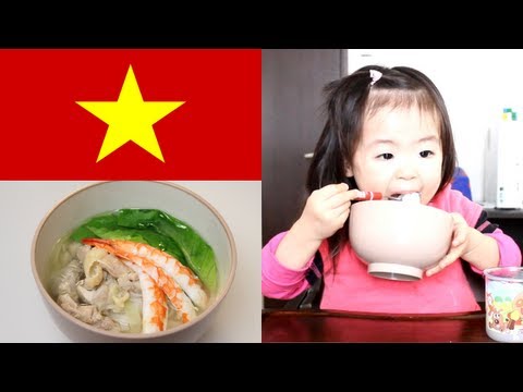 Rino - 2012年1月6日/2歳7ヶ月 Rino eats a famous dish of Vietnam called a 'pho' which Mama made for the first time. Anyway, Rino loves noodles. A lot of her favorite shri...
