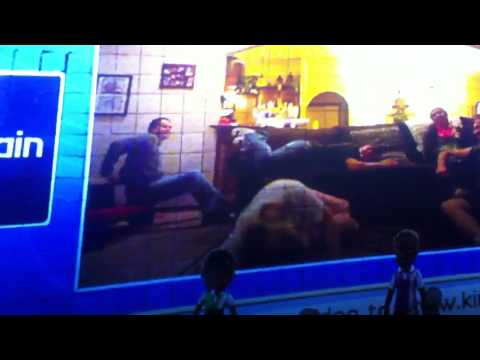 Esto pasa cuando juegas con el Kinect del Xbox 360 en cuartos muy pequeños