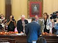 Desmayo de María Gómez García (a la derecha de la imagen), la concejala más joven del ayuntamiento de León, durante la toma de posesión de Francisco Fernández de su acta de concejal.