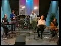 litto nebbia adriana varela bernardo baraj walter rios esteban morgado cesar franov horacio lopez

el bandoneonista que una noche admir� bill evans
walter r�os ama el jazz. toca esta noche con m�sicos de jazz (el trompetista am�rico bellotto, c�sar franov en bajo y facundo bergalli en guitarra). y, por supuesto, no toca jazz sino tango.

por diego fischerman
http://www.pagina12.com.ar/diario/espectaculos/6-2137-2002-02-22.html

los antecedentes del bandoneonista walter r�os no son pocos. integrante de un d�o notable con el guitarrista ricardo dom�nguez, acompa�ante de mercedes sosa, director musical de forever tango y ahora part�cipe de un cuarteto imprevisible junto al trompetista am�rico bellotto, si tuviera que elegir por donde empezar su curr�culum no tendr�a dudas. ser�a por esa noche en la que un norteamericano alto y de manos grandes, de paso por buenos aires, fue a escucharlo a ca�o 14 y luego lo abraz� y le escribi� una larga dedicatoria en una partitura. el norteamericano se llamaba bill evans y la gloria de aquel d�a se completa con la de la noche siguiente, cuando r�os fue junto a astor piazzolla y otros amigos a escuchar el concierto del pianista. los dos bandoneonistas conversaban en el hall cuando evans, que hab�a salido a tomar una gaseosa (en esa �poca no tomaba m�s alcohol), entr� rumbo a la sala. 