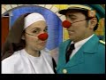 parte final capitulo 3 el santo convento pataclaun
esta es la historia de betty, pancha y rita, tres divertidas y torpes delincuentes que, en su intento por escapar de la justicia, han ido a parar al convento de las hermanas del perpetuo embrollo donde, haci�ndose pasar por sor bete, sor rento y sor rita, viven poniendo de cabeza al convento y a la madre superiora.

pero estas tres falsas monjitas no estar�n solas en sus disparatadas aventuras. gracias a la nobleza de la madre superiora quien ha abierto el convento a los necesitados del se�or, las acompa�ar�n don carlos, un criollo antiguo quien conoce la verdadera identidad del tr�o y quien vivir� tratando de sacar ventaja de la situaci�n; el capit�n coyote, digno oficial de la benem�rita guardia nacional que conf�a ciegamente en las monjitas y desconf�a a viva voz de don carlos y de quien sor rita est� perdidamente enamorada, y finalmente monchi, una beb� que a pesar de su dulce apariencia, est� lejos de ser la inocente criatura que todos esperan.

todos ellos har�n de 