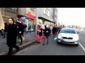 Policisté nahánějí autem demonstranty na chodník