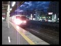 茅ヶ崎駅６番線を電車が通過いたします、