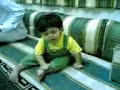kuwaiti child flying in his sleep مسكيين هالياهل يبي ينام واعليه ودووه الفراش لوووول