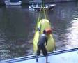 te water lating reuzen badeend gracht amsterdam
