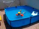 Marta en su piscina