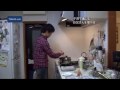 都内の男性の育児休業取得率は、年々増加してはいるものの2008年で1.3％と日本全体の割合と同じで低いものとなっています。その一方で興味深い調査結果もあります。東京都の子育てに関する統計調査で『夫婦の家事・育児分担について理想と現実のギャップがあるかどうか』という問いに対し、夫のおよそ7割が『自分が家事・育児をもっとやりたい』と答えています。今、子育てに積極的にかかわろうとするお父さんたちが増えています。 「自分の父親もそんなに子育てしない家庭だったので、どう付き合えばいいかというコツがわからなかったので」「共稼ぎでやっていて、うまく子育てする方法・ヒントがつかめるかなと思って」と■■↓全文を見る■■ www.mxtv.co.jp