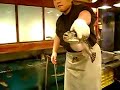 Preparando un pez fugu, el famoso platillo japones donde es muy delicado equivocarse pues puede resultar en muerte, se necesita una licencia especial para poder prepara este famoso platillo